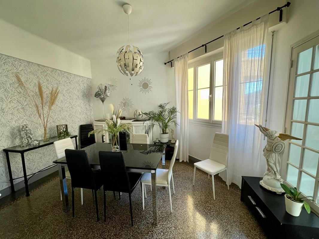 Dans un bel immeuble Art-Déco, magnifique appartement T4 de 86 m² avec garage - Toulon (83100)