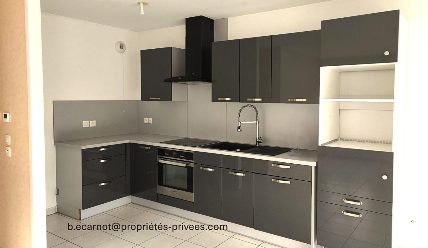 VARCES-ALLIERES-ET-RISSET VARCES - Centre Ville Appartement  3 pièce(s) 68 m2 4