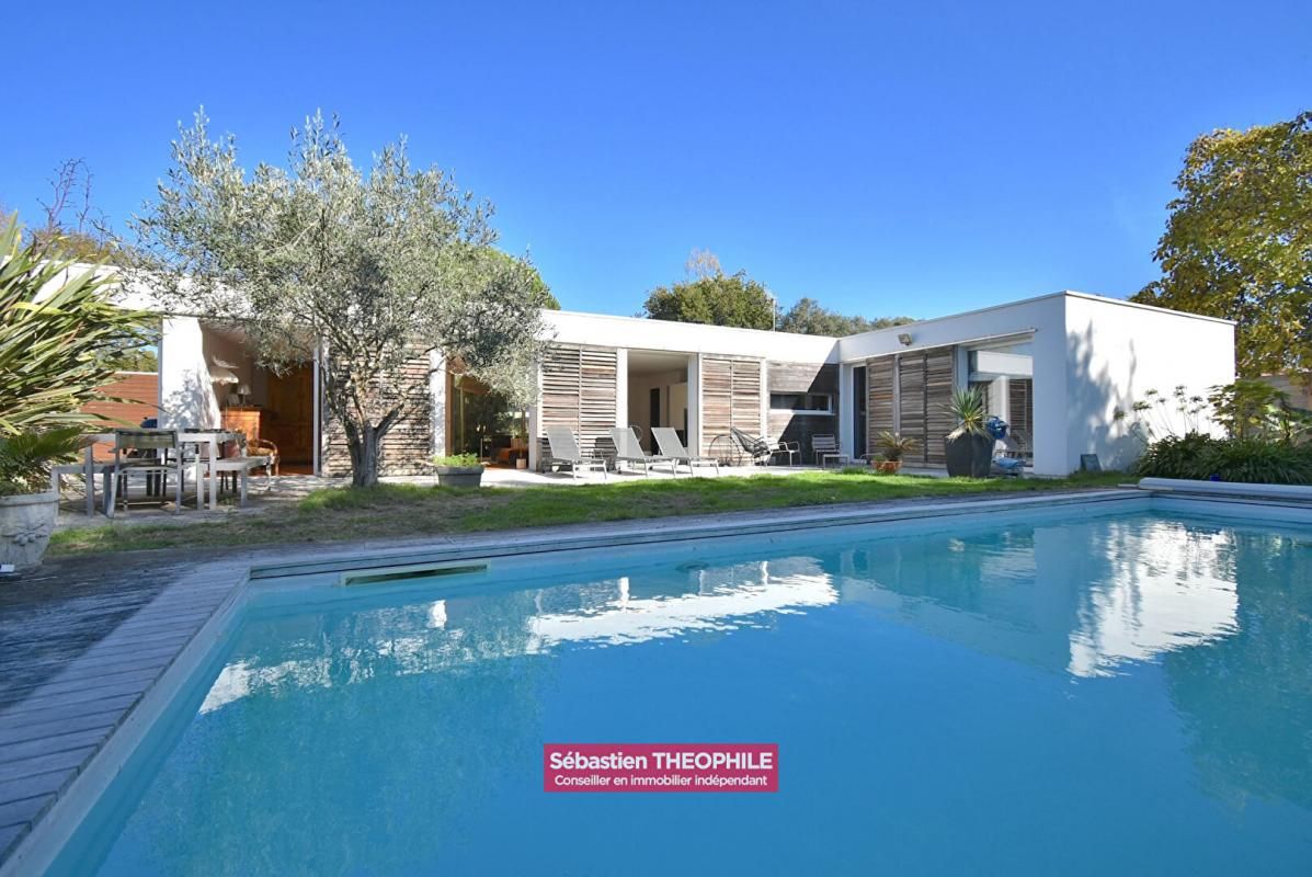 CHALLANS CHALLANS Maison d'architecte 206 m² de plain-pied avec piscine et jardin paysagé 1