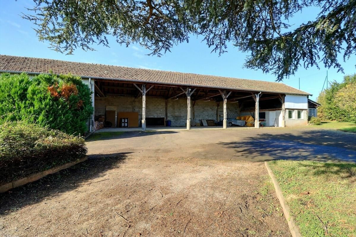DOMPIERRE-LES-ORMES Vaste maison de famille avec dépendances 2
