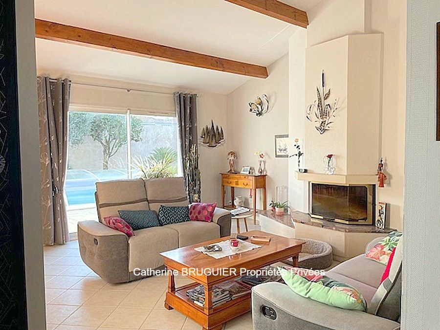 SAINT-SAUVEUR-D'AUNIS Villa lumineuse de plain pied 151 m2, 4 chambres, jardin piscine 2