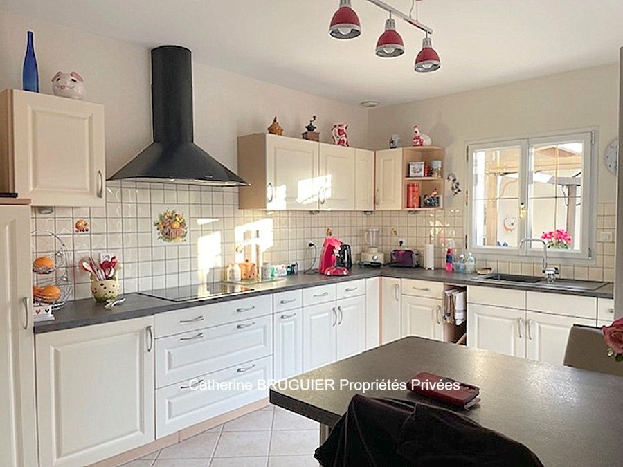 SAINT-SAUVEUR-D'AUNIS Villa lumineuse de plain pied 151 m2, 4 chambres, jardin piscine 3