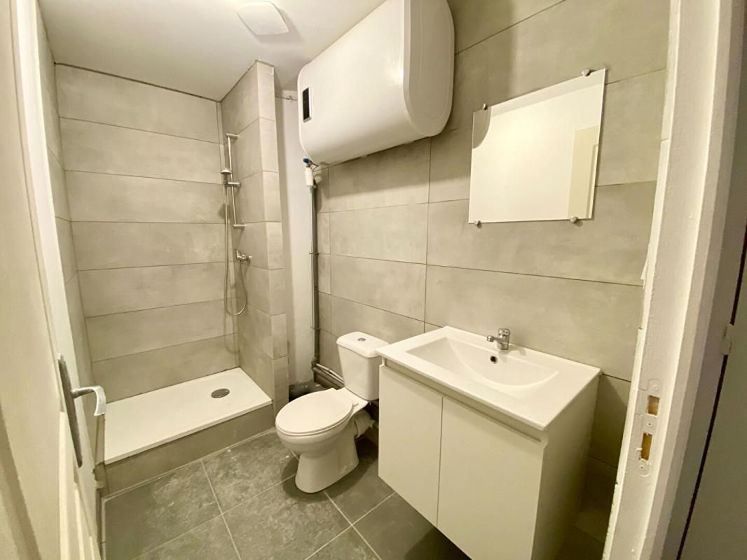 SALON-DE-PROVENCE À louer Studio refait à neuf à Salon-de-Provence 2