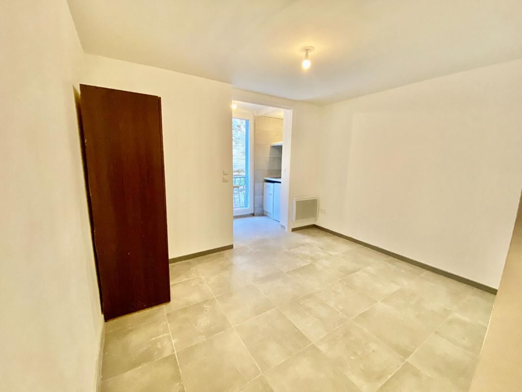 SALON-DE-PROVENCE À louer Studio refait à neuf à Salon-de-Provence 4