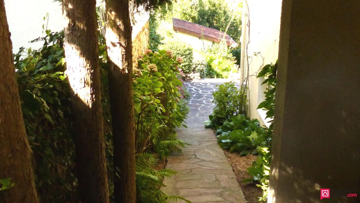 SAINT-REMY-LES-CHEVREUSE Maison 8 pièce(s) 168 m2 + dépendance 3