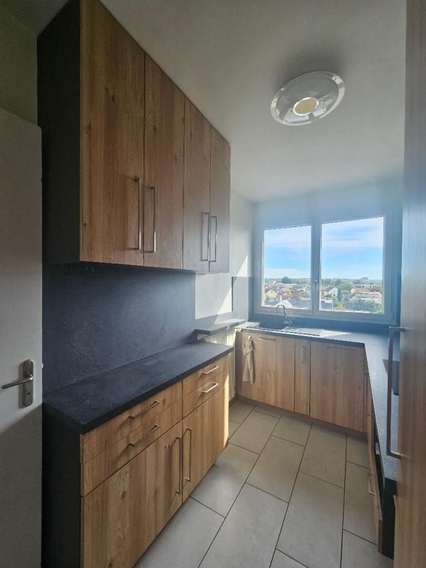 SAINT-MAUR-DES-FOSSES Studio lumineux de 27 m² avec balcon et vue  panoramique -Dernier étage à Saint-Maur-des-Fossés 2