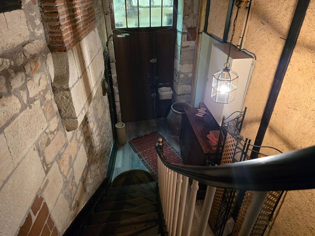 PERIGUEUX Immeuble comprenant un duplex d'environ 150 m² et un local commercial de 100 m² , au coeur du centre historique de Périgueux 1
