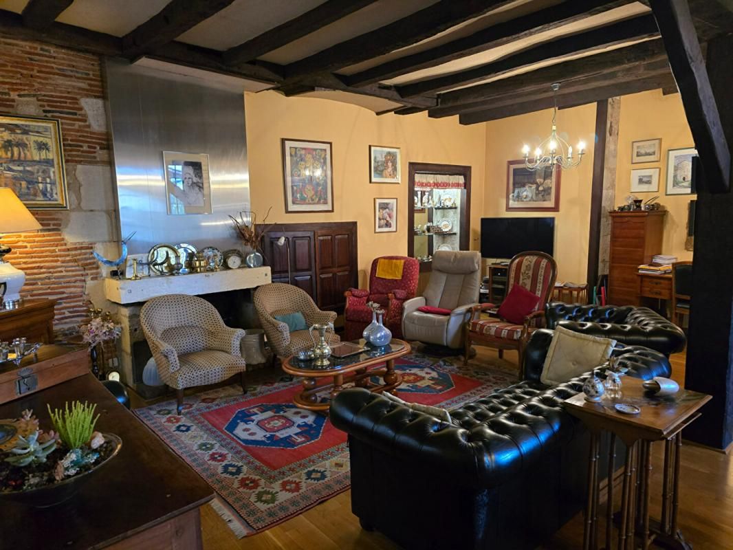 PERIGUEUX Immeuble comprenant un duplex d'environ 150 m² et un local commercial de 100 m² , au coeur du centre historique de Périgueux 2