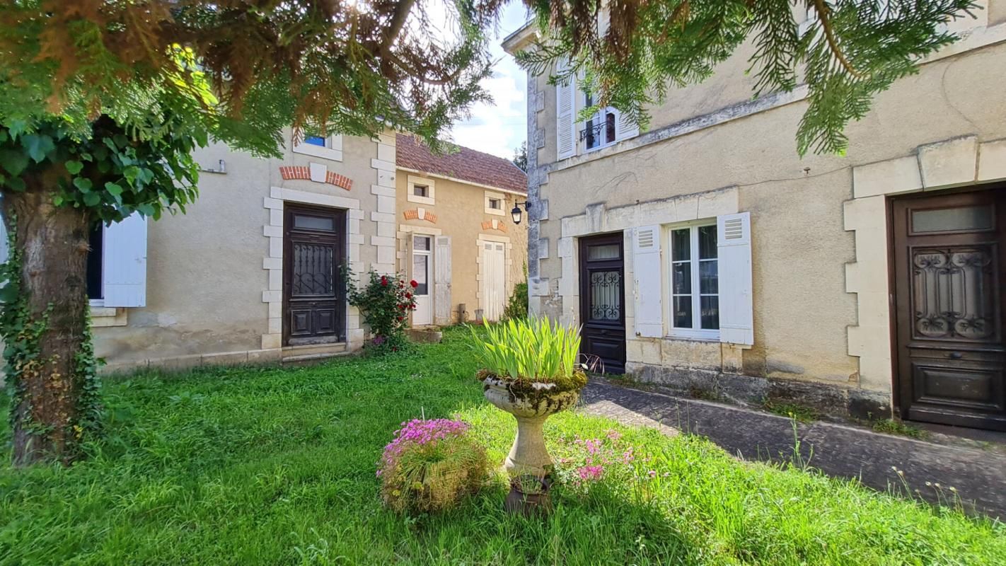 MUSSIDAN Mussidan centre ville deux maisons, une grange et dépendances parcelle de 1328 m² 2