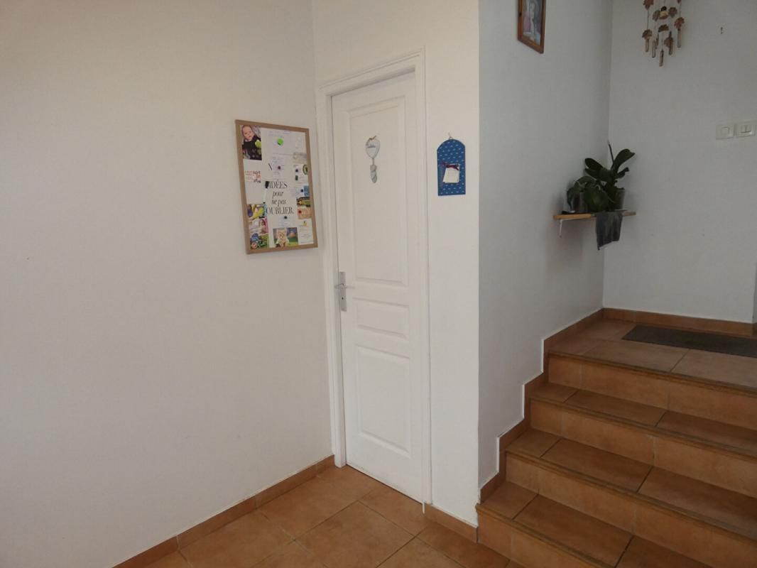 MANTES-LA-JOLIE Maison de ville avec cour 2