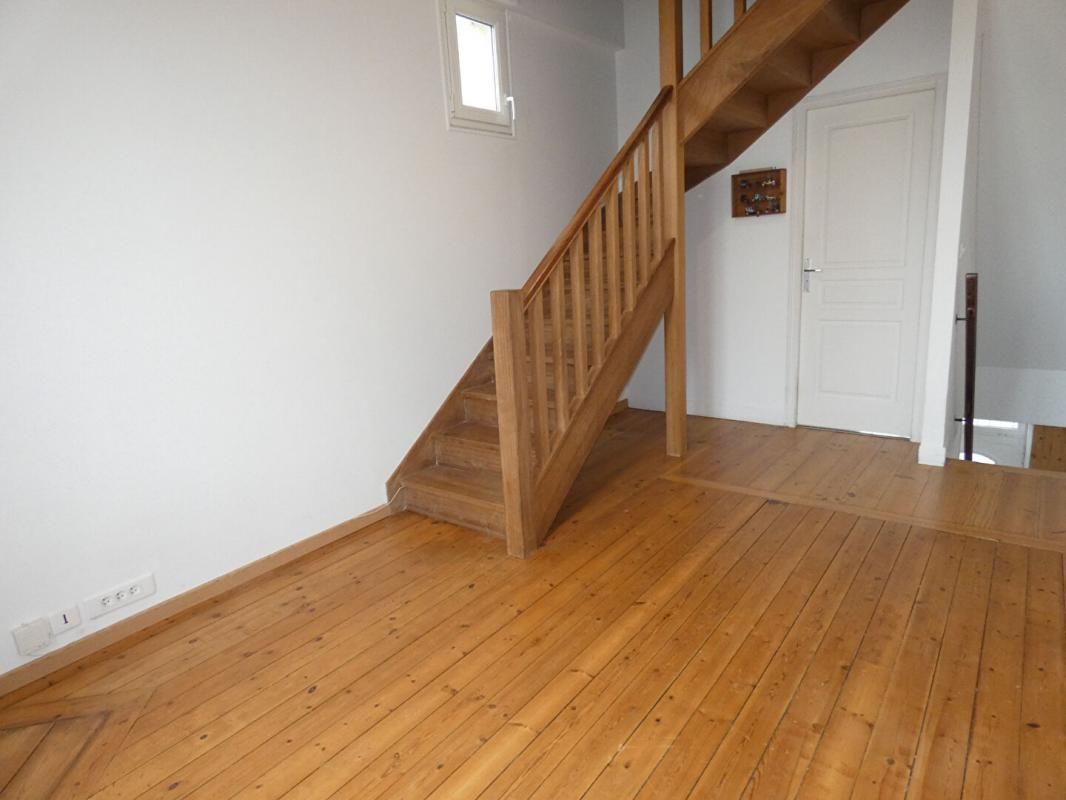 MANTES-LA-JOLIE Maison de ville avec cour 4