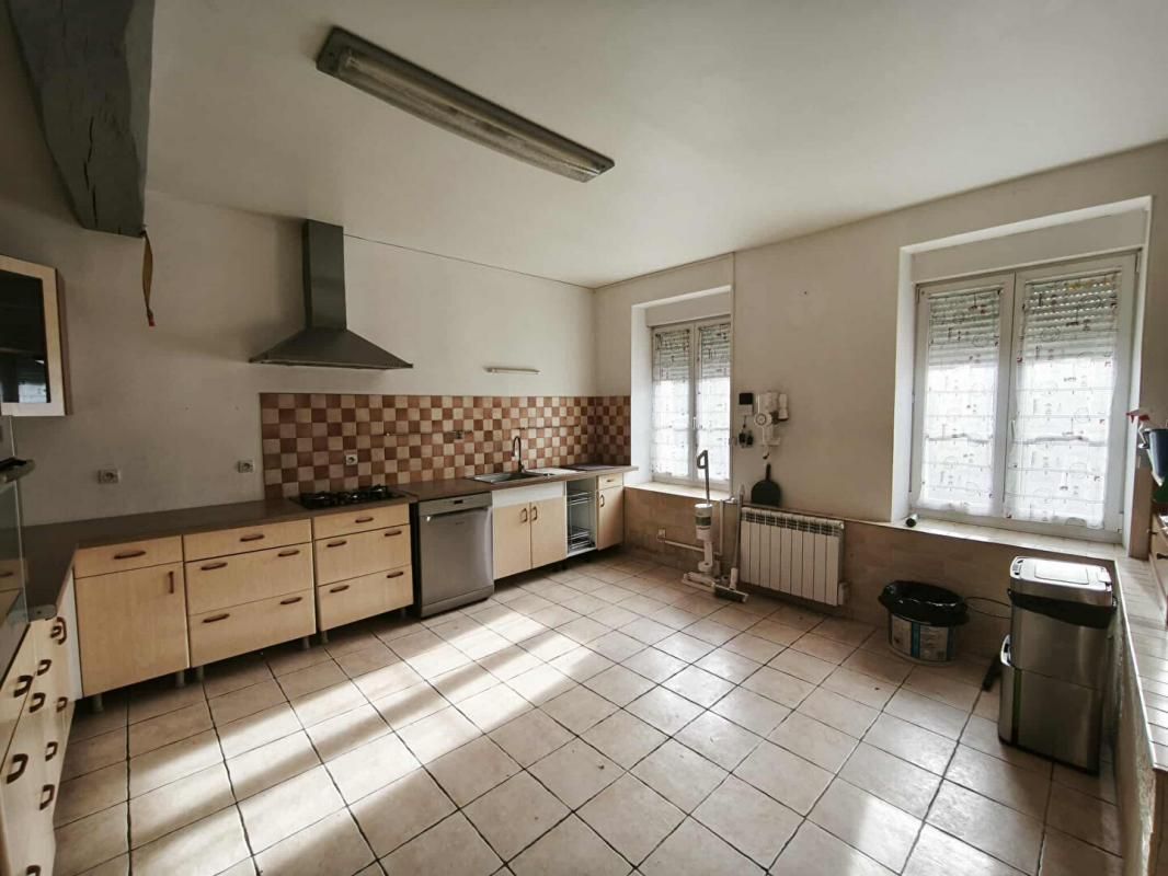 OEUILLY Maison 8 pièce(s) 211 m2 2