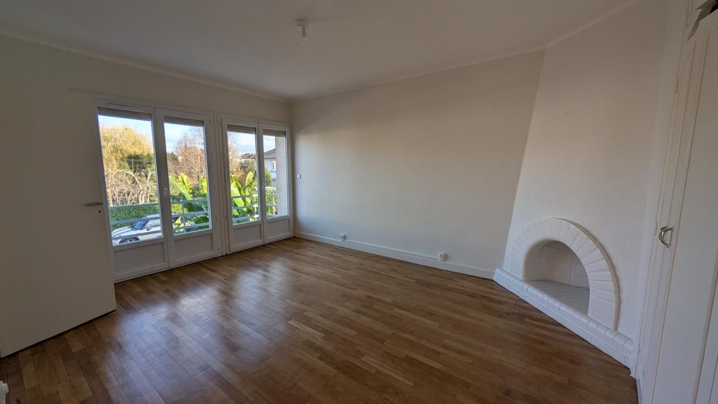 BRIVE-LA-GAILLARDE Brive La Gaillarde MAISON T4 d'environ 110m² , habitable de suite, avec 2 GARAGES INDEPENDANTS de 30m² 4