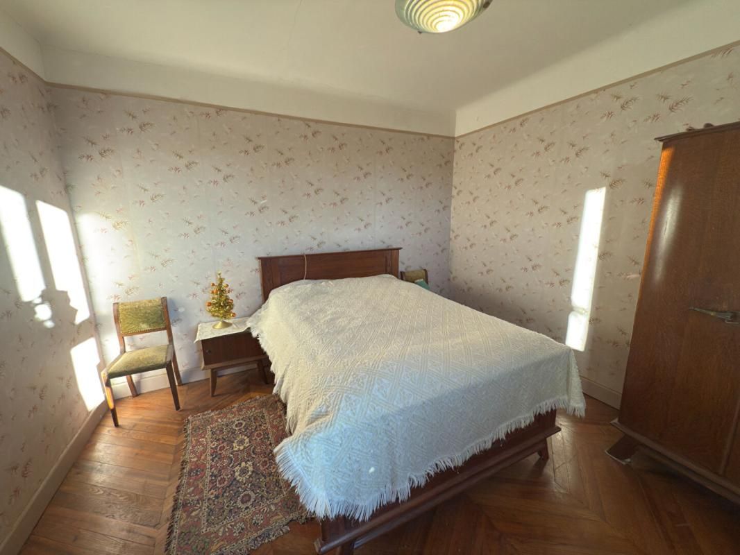 CHAMPS MAISON TRÈS SAINE AVEC DÉPENDANCES ? 4 CHAMBRES ? 893 m² DE TERRAIN 2