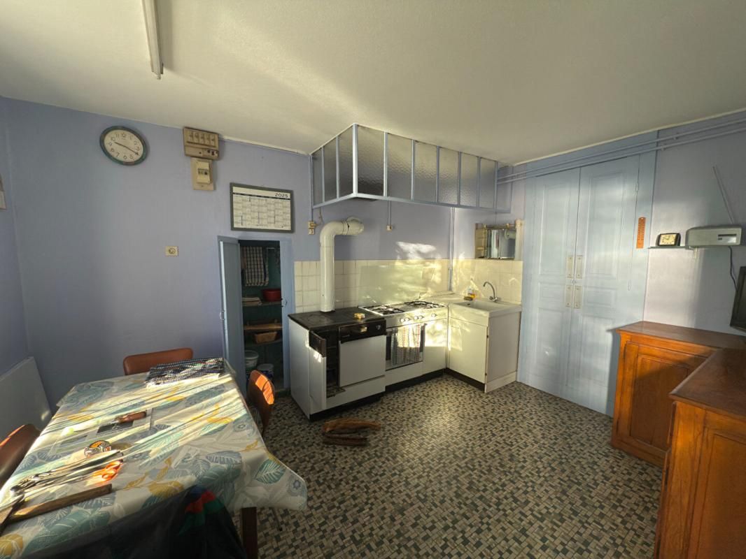 CHAMPS MAISON TRÈS SAINE AVEC DÉPENDANCES ? 4 CHAMBRES ? 893 m² DE TERRAIN 3