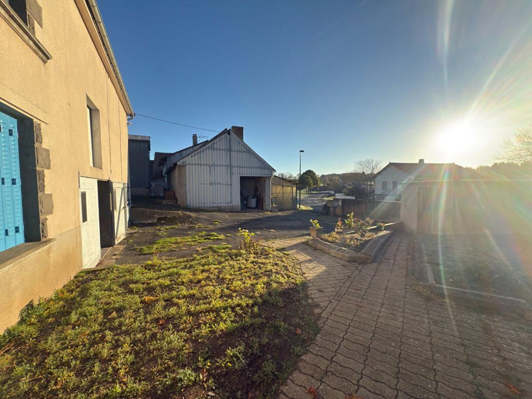 CHAMPS MAISON TRÈS SAINE AVEC DÉPENDANCES ? 4 CHAMBRES ? 893 m² DE TERRAIN 4