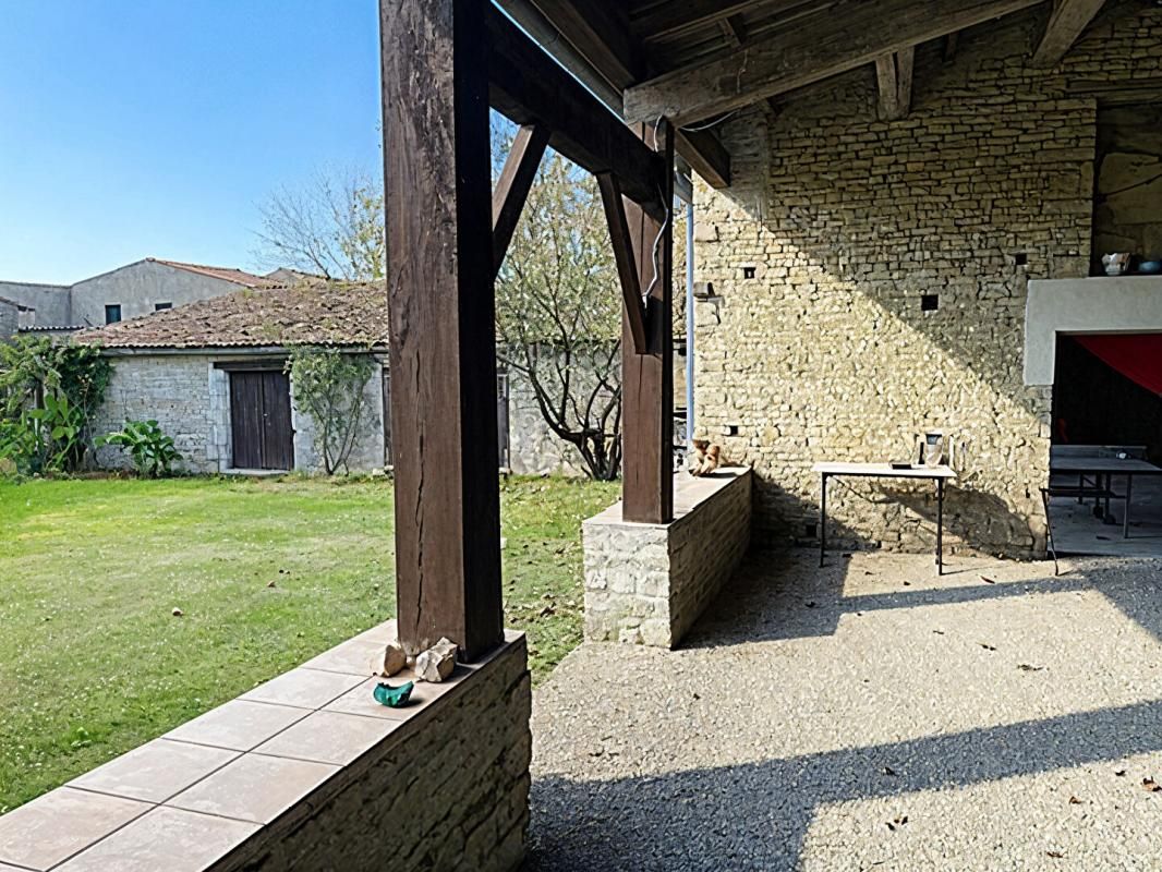 SAINT-SAUVEUR-D'AUNIS Demeure en pierre 312 m2 habitables, logement annexe, dépendances, jardins clos 2