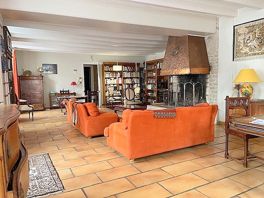 SAINT-SAUVEUR-D'AUNIS Demeure en pierre 312 m2 habitables, logement annexe, dépendances, jardins clos 3