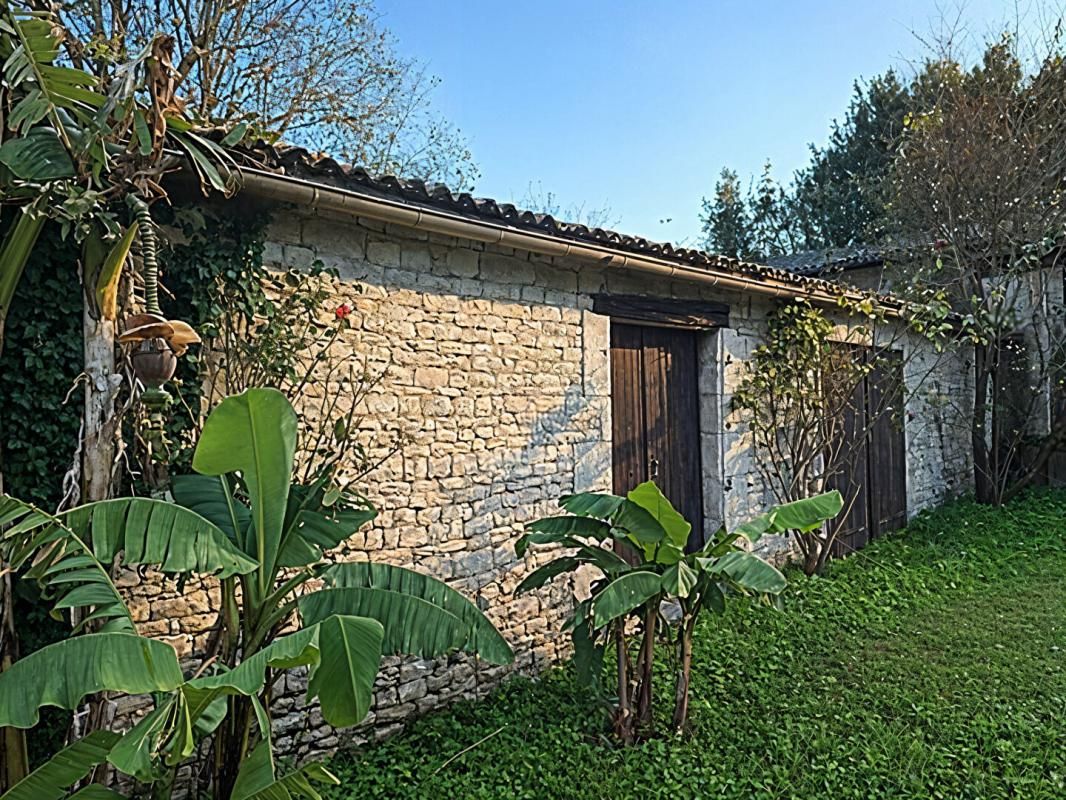 SAINT-SAUVEUR-D'AUNIS Demeure en pierre 312 m2 habitables, logement annexe, dépendances, jardins clos 4