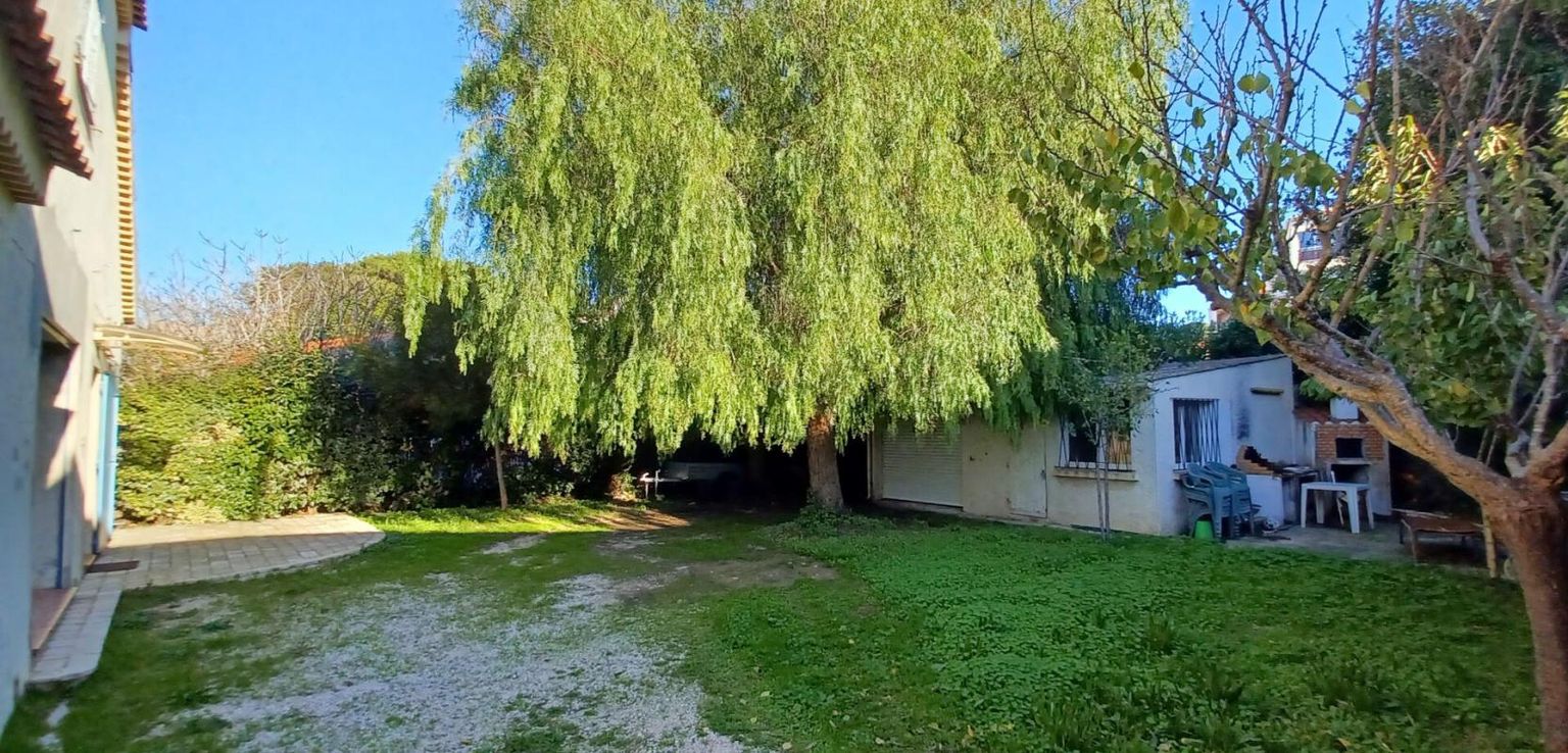 SIX-FOURS-LES-PLAGES Maison au coeur du Brusc (9 pièces - 220 m2) 3