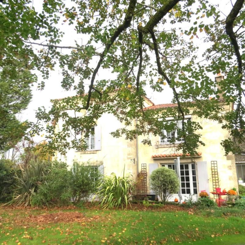 FOUSSAIS-PAYRE Maison de caractère et familiale en coeur de bourg 2