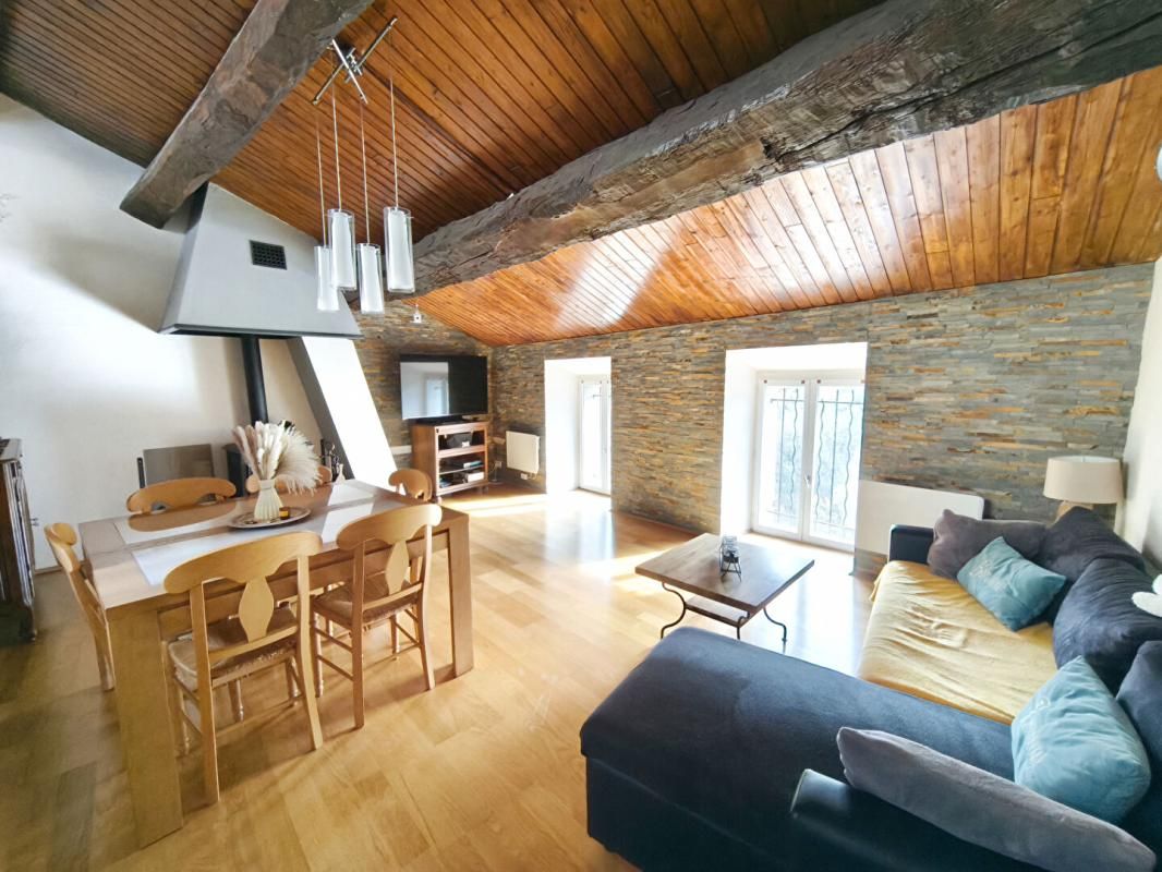 Immeuble  140m2  (T2+T4) + forêt