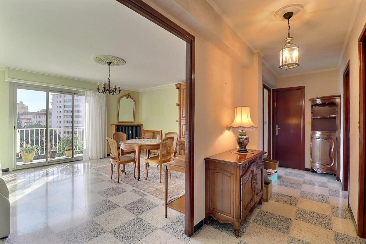 TOULON Toulon Claret - A 5 minutes à pied de la gare et à proximité du centre ville et axes autoroutiers - Appartement Toulon 3 pièces 73 m2 - Cave 3