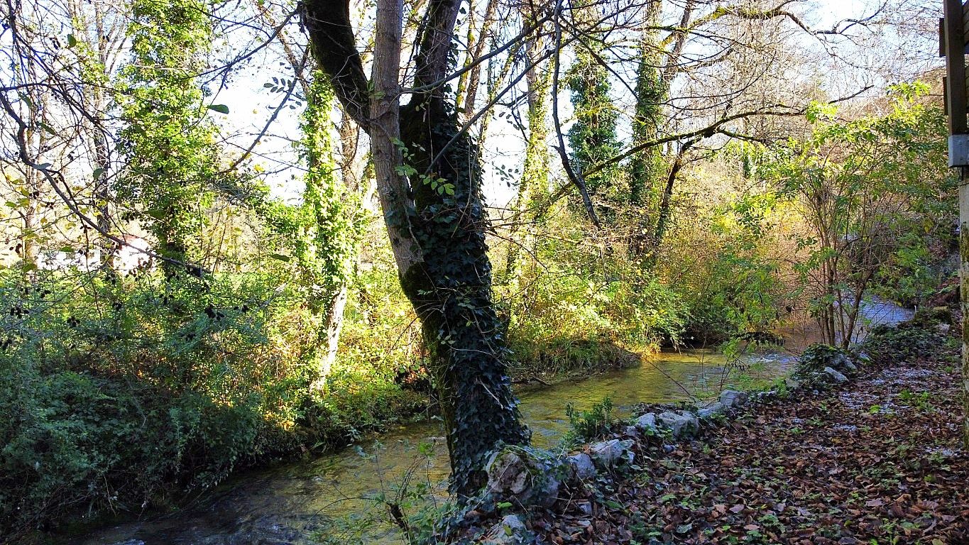 LABASTIDE-DU-VERT Vallée du Lot, maison de caractère rénovée, 6 chambres, en bordure de ruisseau 2