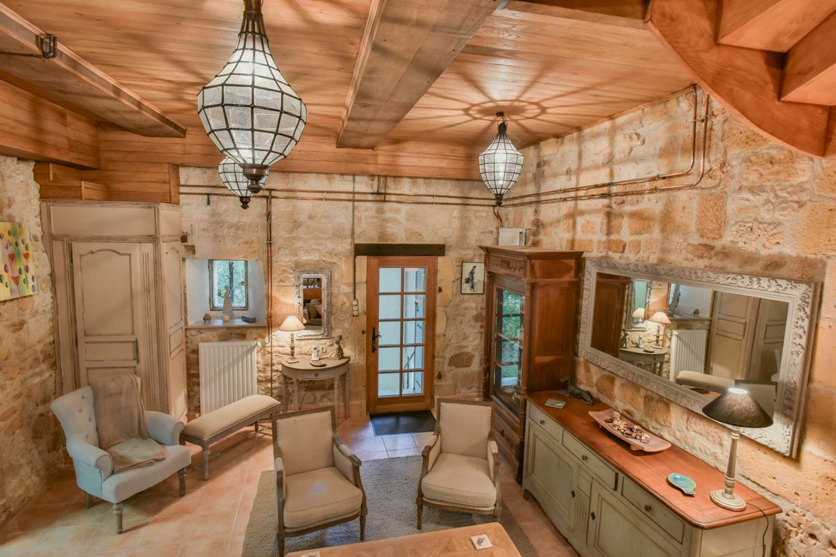 Maison de village atypique , 125m2, 3 chambres, petite garage, piscine et jardin +/- 500M2