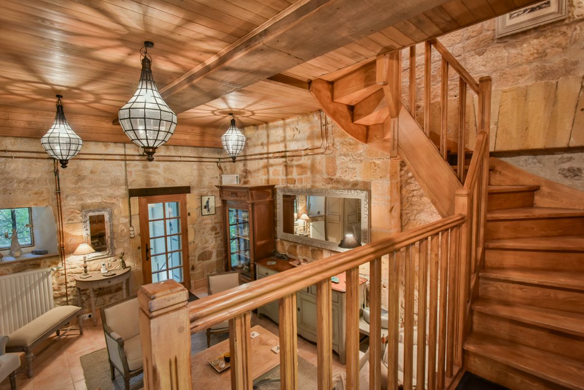 COUZE-ET-SAINT-FRONT Maison de village atypique , 125m2, 3 chambres, petite garage, piscine et jardin +/- 500M2 2