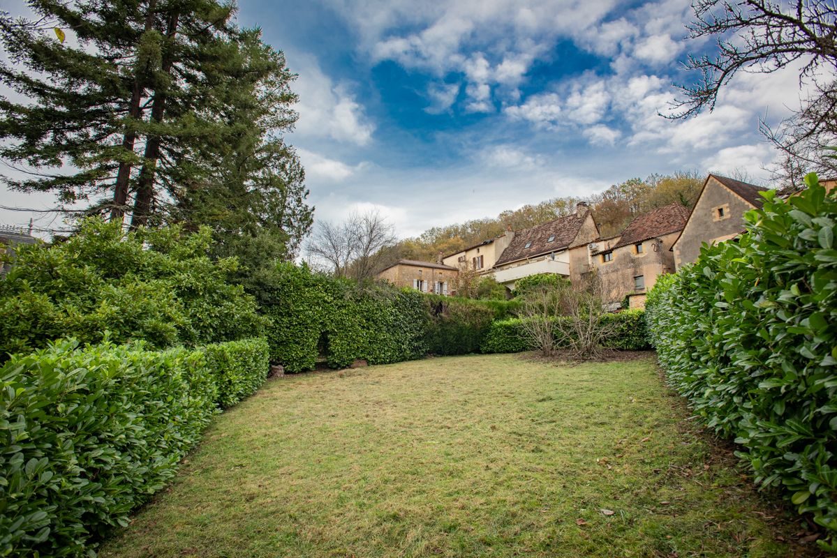 COUZE-ET-SAINT-FRONT Maison de village atypique , 125m2, 3 chambres, petite garage, piscine et jardin +/- 500M2 4