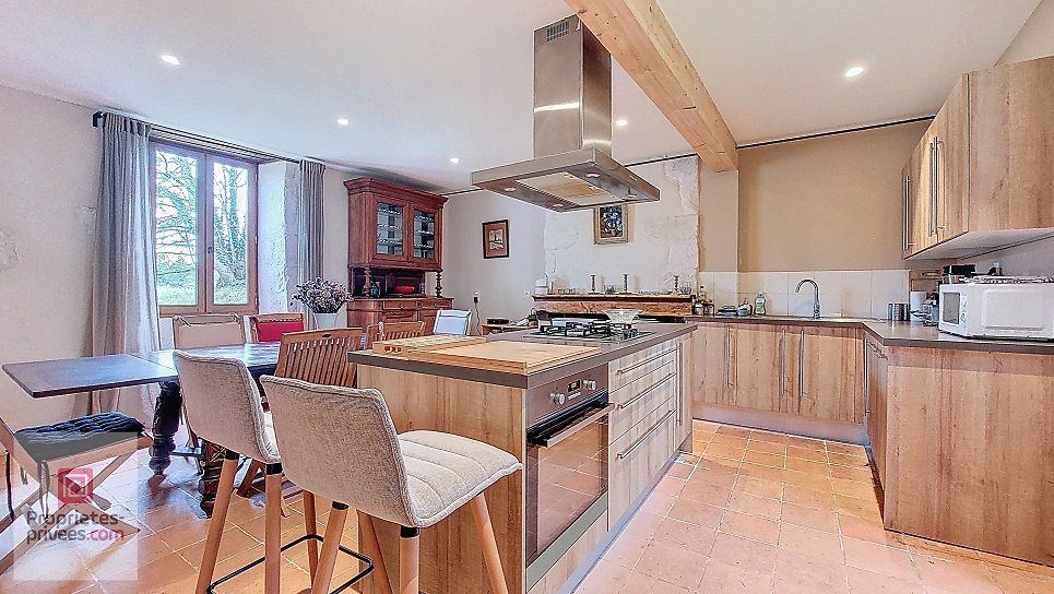 FLEURAC Vallée Vézère. Maison de Maître, Bergerie, Granges, Piscine à débordement au milieu de 12ha 3