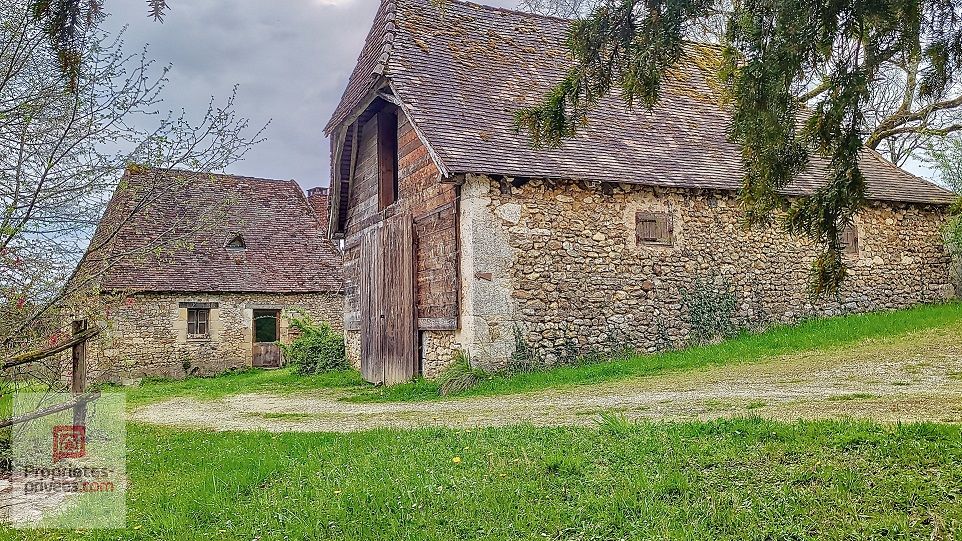 FLEURAC Vallée Vézère. Maison de Maître, Bergerie, Granges, Piscine à débordement au milieu de 12ha 4