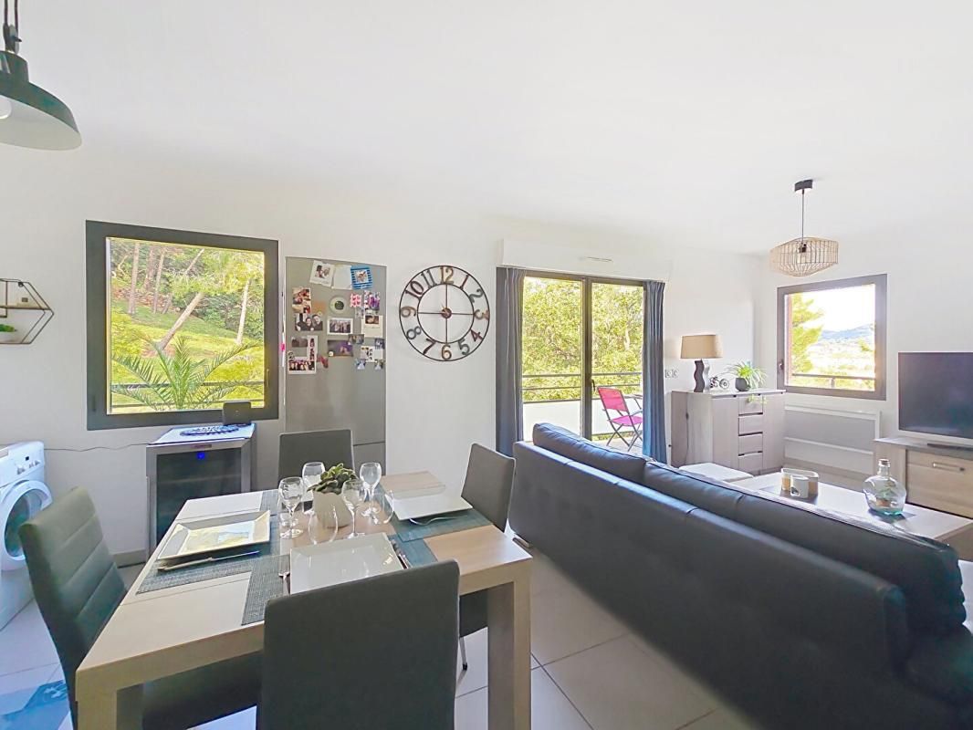 HYERES Costebelle dernier étage - T3 de 60 m², terrasse 15 m² vue 180°, garage 3