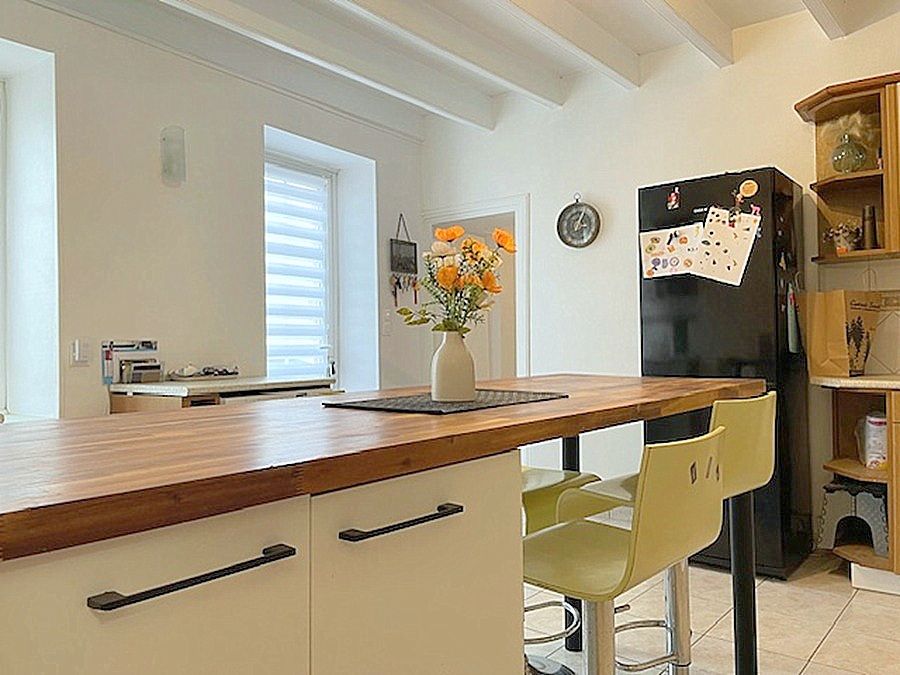 SAINT-SAUVEUR-D'AUNIS Maison rénovée 107 m2, 3 chambres, dépendances et grenier aménageable, stationnement privatif 3