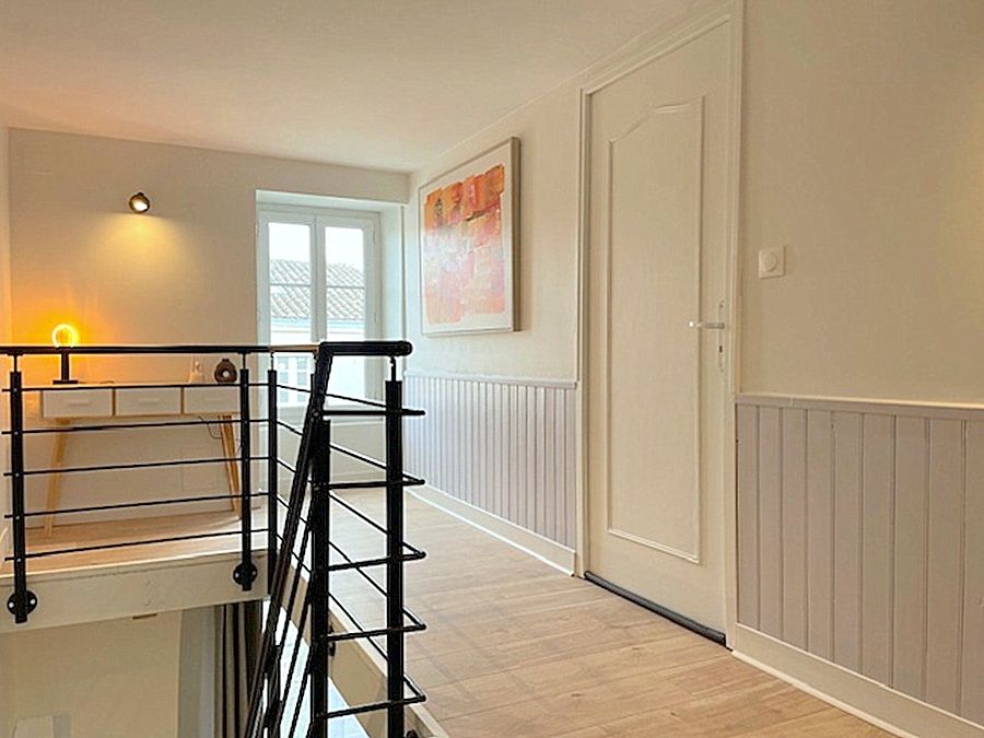 SAINT-SAUVEUR-D'AUNIS Maison rénovée 107 m2, 3 chambres, dépendances et grenier aménageable, stationnement privatif 4