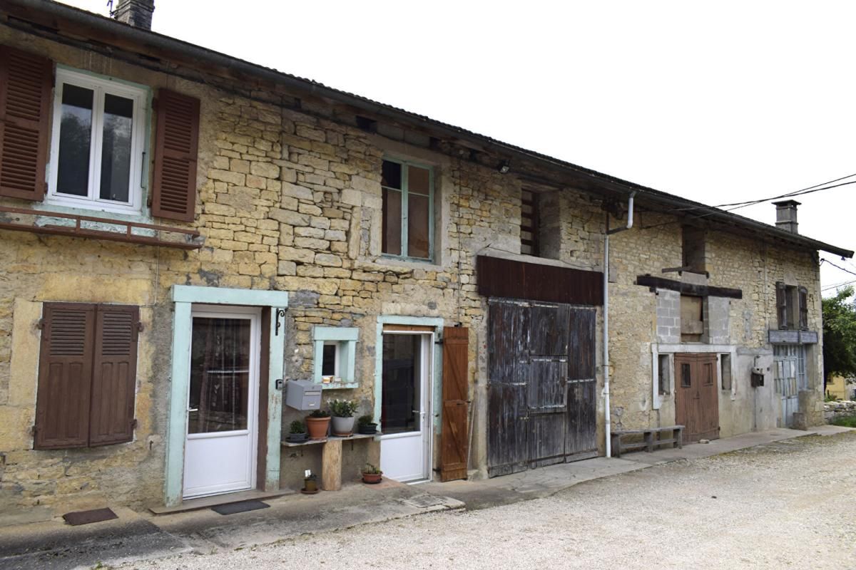 SAINT-JULIEN À vendre - Ancien corps de ferme avec 1 hectare de terrain -  Louvenne / Val Suran 1
