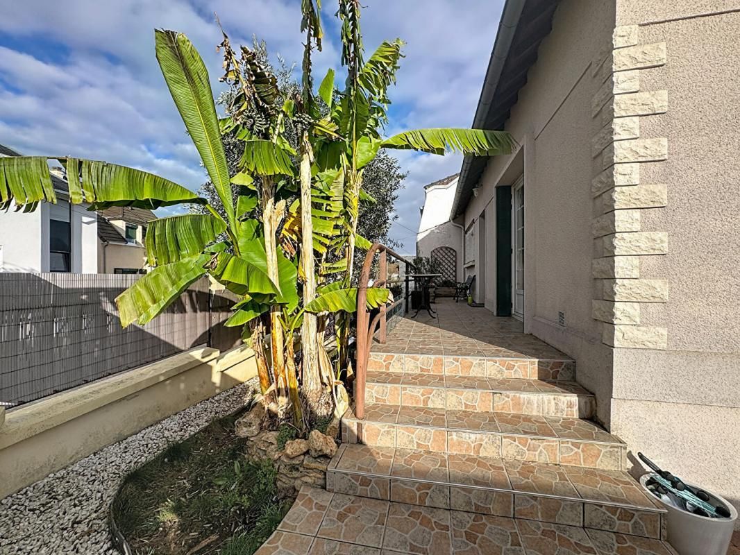 IGNY À deux pas de la place de la Ferme : une maison familiale lumineuse! 2