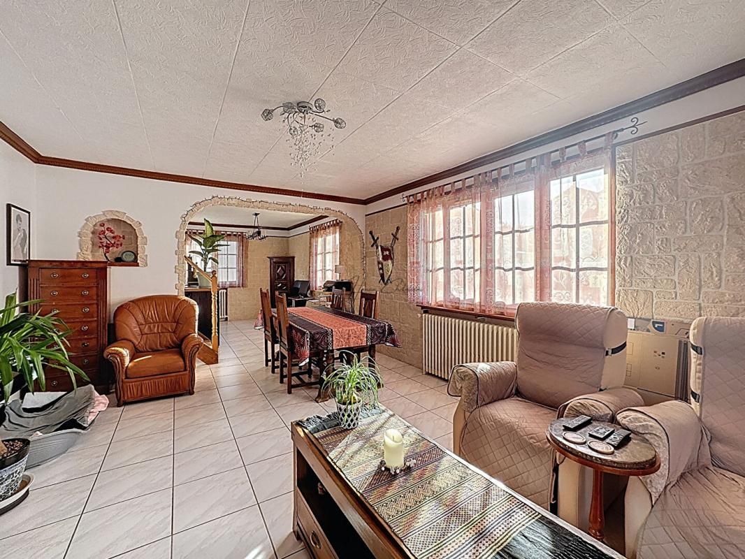 IGNY À deux pas de la place de la Ferme : une maison familiale lumineuse! 4