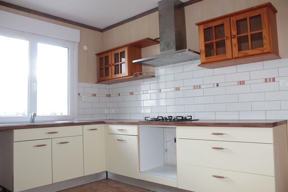 TREVE Côtes d'Armor 22600 Trévé. Maison Néo-Bretonne, 5 chambres dont une au Rdc, sous-sol, terrain clos 3