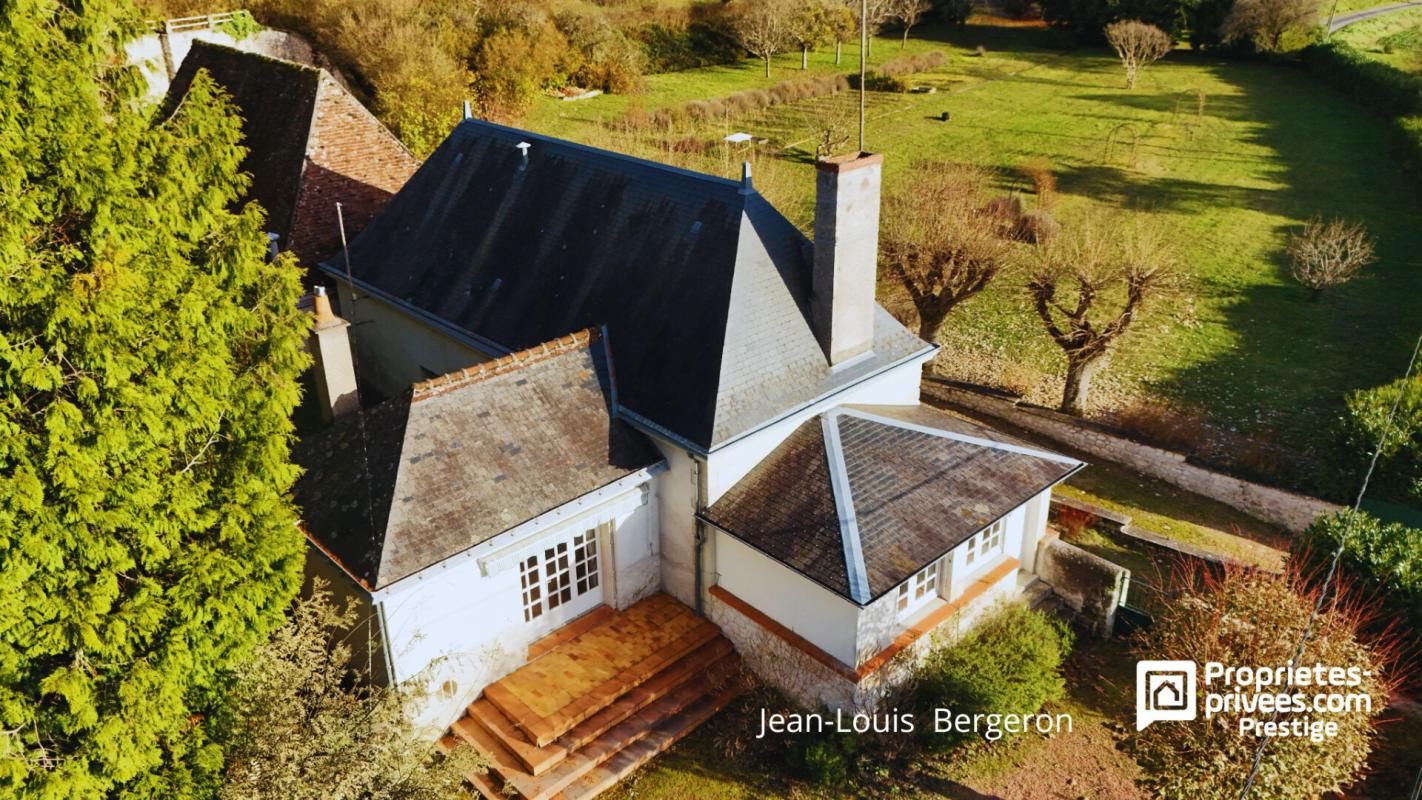 LUYNES Propriété de charme .Maison bourgeoise en tuffeau, dépendance XVII, parc paysager 2