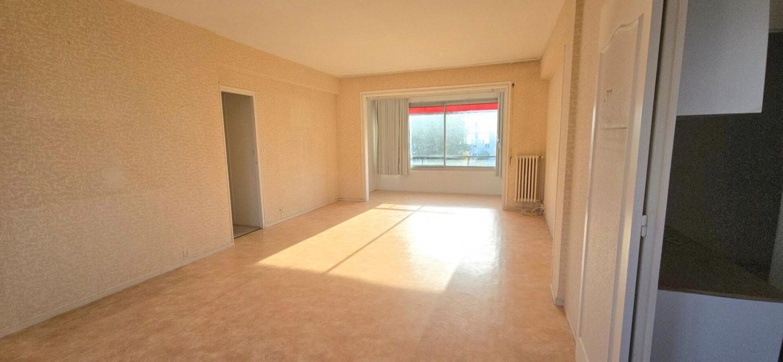 PERIGUEUX Appartement type 6, à rénover, situé au 4ème étage d'une copropriété avec cave et ascenseur 3