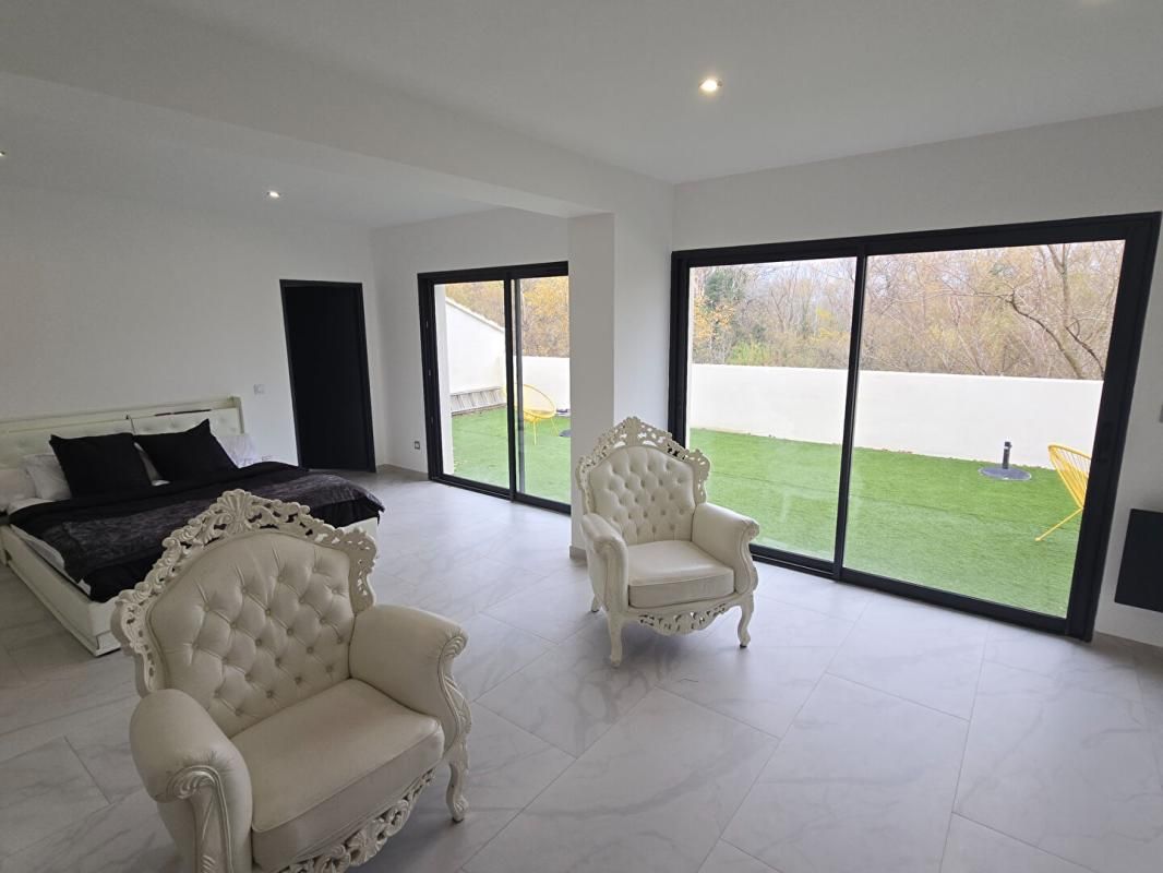 SORGUES Maison  6 pièce(s) 450 m2 1