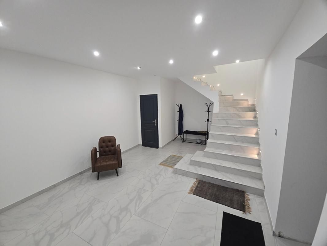 SORGUES Maison  6 pièce(s) 450 m2 3