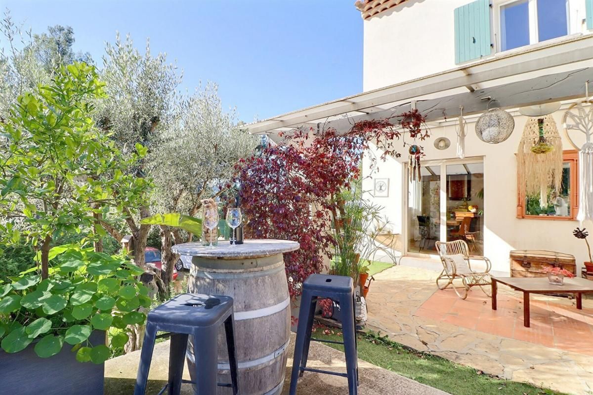 LE BEAUSSET Maison Le Beausset 6 pièces avec piscine sur une parcelle de 5050 m2 3