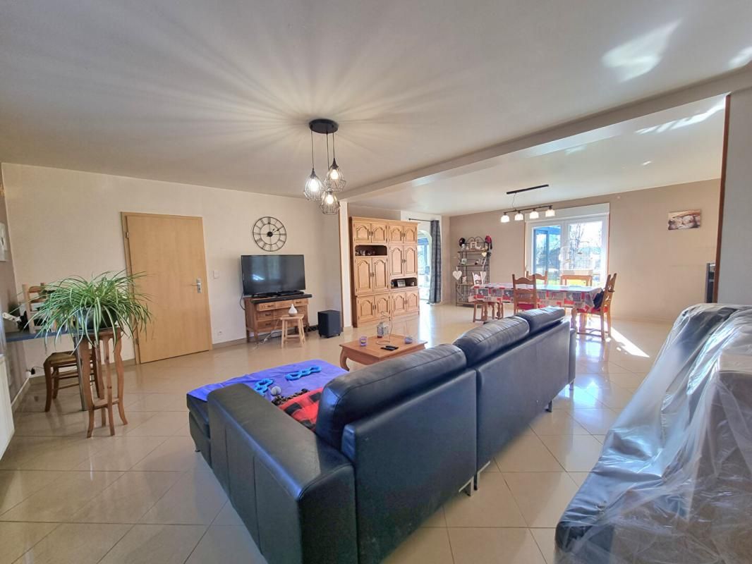 NEUVILLE-LEZ-BEAULIEU Maison Neuville Lez Beaulieu 8 pièce(s) 202 m2 4