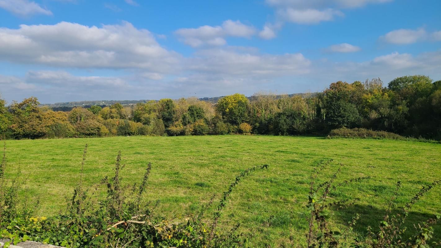 PLOUEGAT-GUERAND Corps de ferme  avec terrain ,dépendances et hangars 3