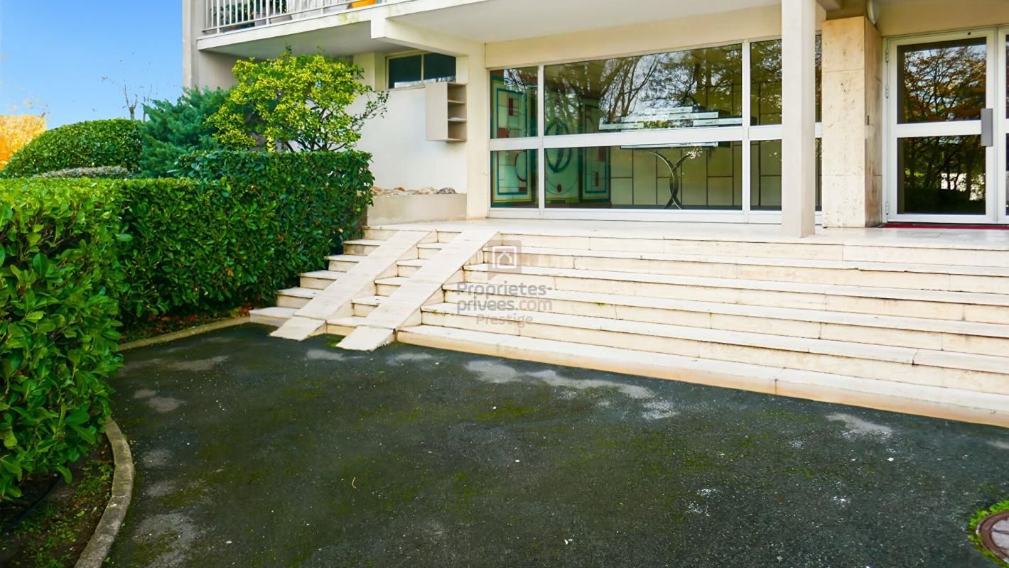 BORDEAUX Bordeaux-Caudéran Elégant appartement familiale avec 3 chambres ascenseur parking offrant une vue  dégagée 1