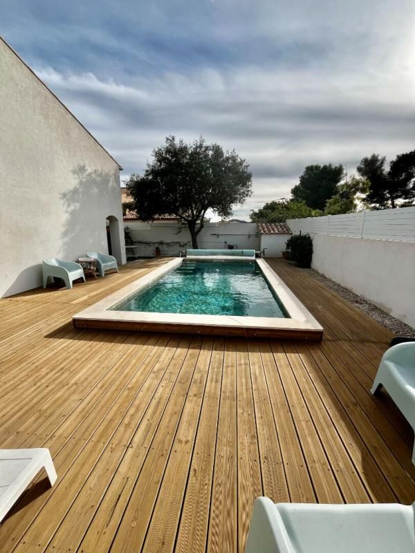 SANARY-SUR-MER Sanary-sur-Mer - Villa rénovée de 109 m² sur terrain de 600 m²  699 000 euros 2