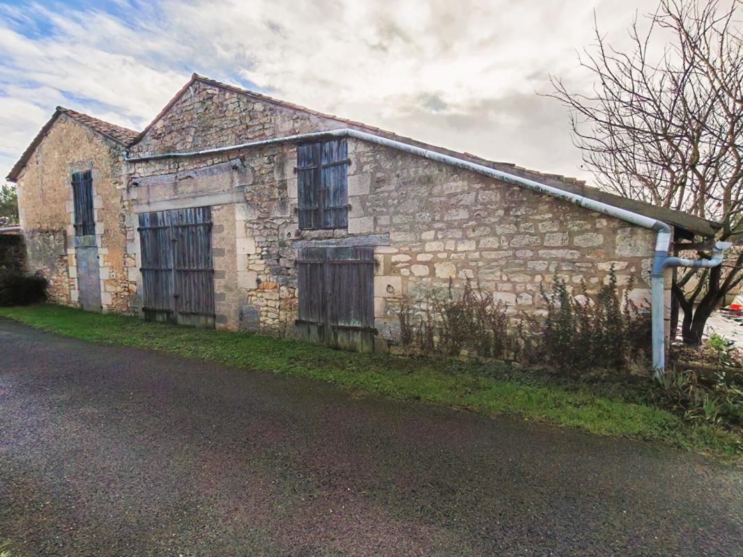 LAVOUX Corps de ferme Lavoux 3 pièce(s) 169 m2 2